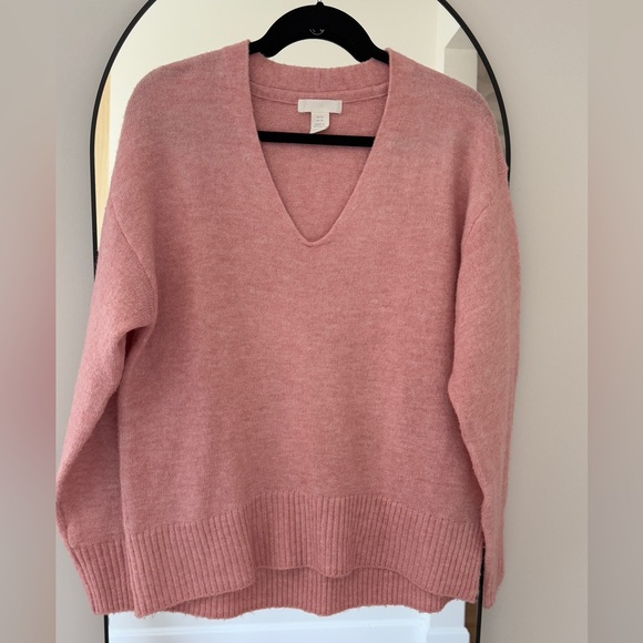 H&M Sweaters - Soft pink V neck sweater